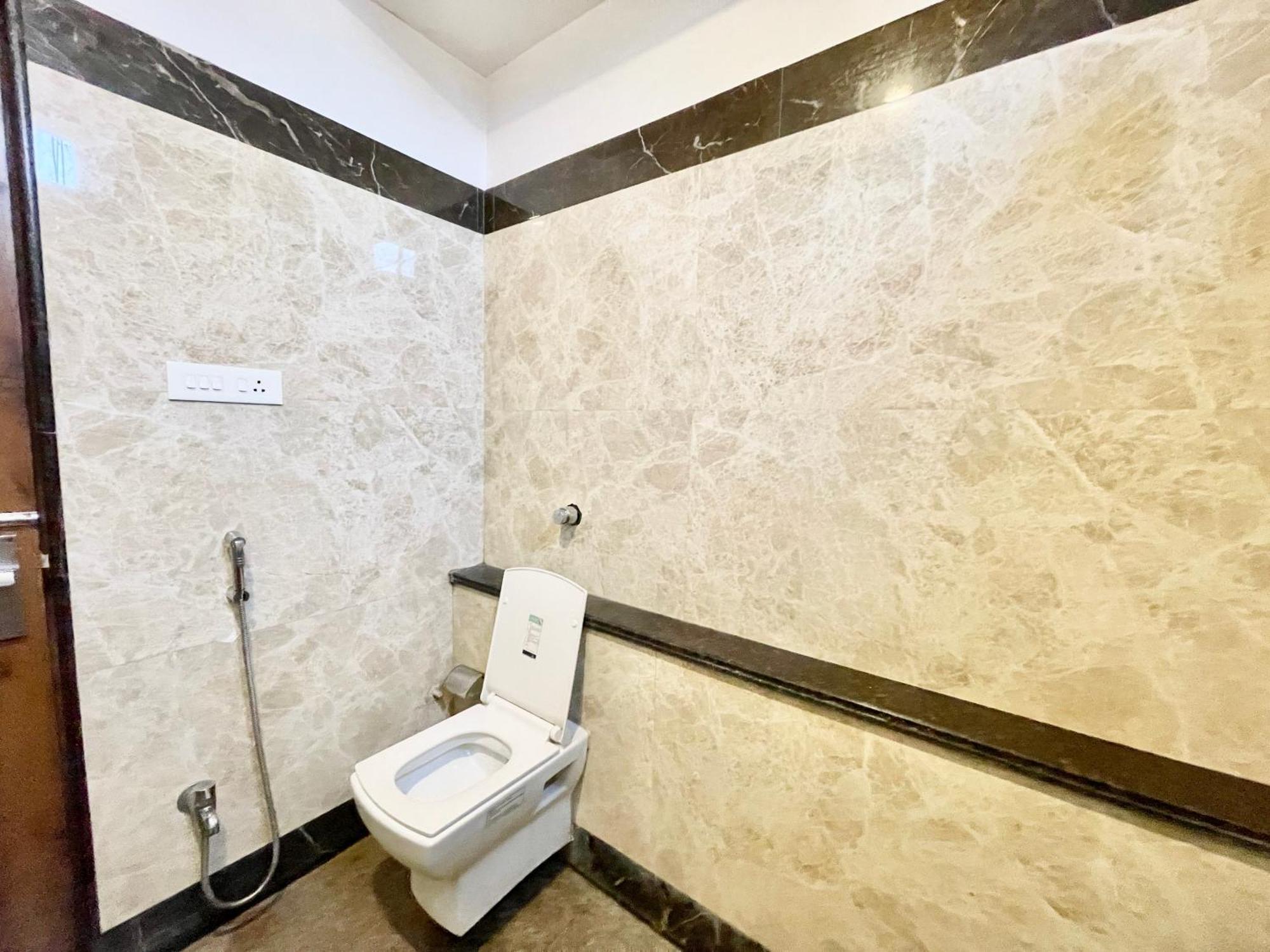 Hotel Rudraksh ! Varanasi !Fully-Air-Conditioned Hotel At Prime Location With Parking Availability, Near Kashi Vishwanath Temple, And Ganga Ghat 2 מראה חיצוני תמונה