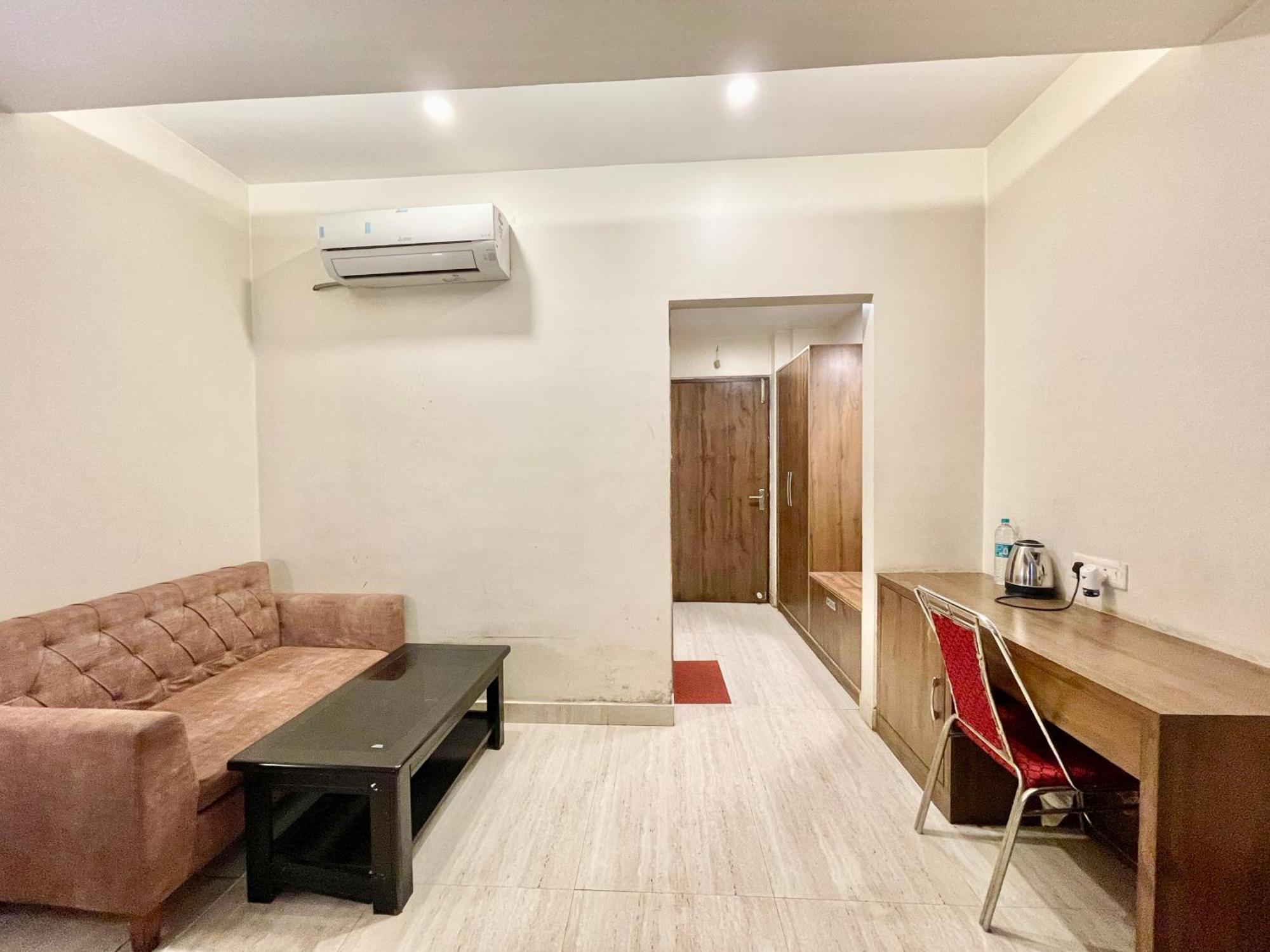 Hotel Rudraksh ! Varanasi !Fully-Air-Conditioned Hotel At Prime Location With Parking Availability, Near Kashi Vishwanath Temple, And Ganga Ghat 2 מראה חיצוני תמונה