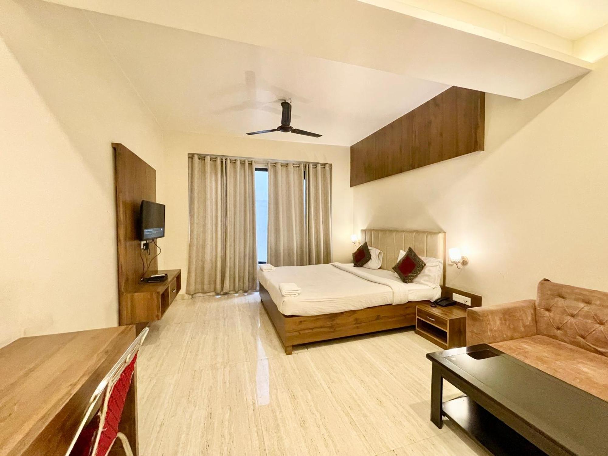 Hotel Rudraksh ! Varanasi !Fully-Air-Conditioned Hotel At Prime Location With Parking Availability, Near Kashi Vishwanath Temple, And Ganga Ghat 2 מראה חיצוני תמונה