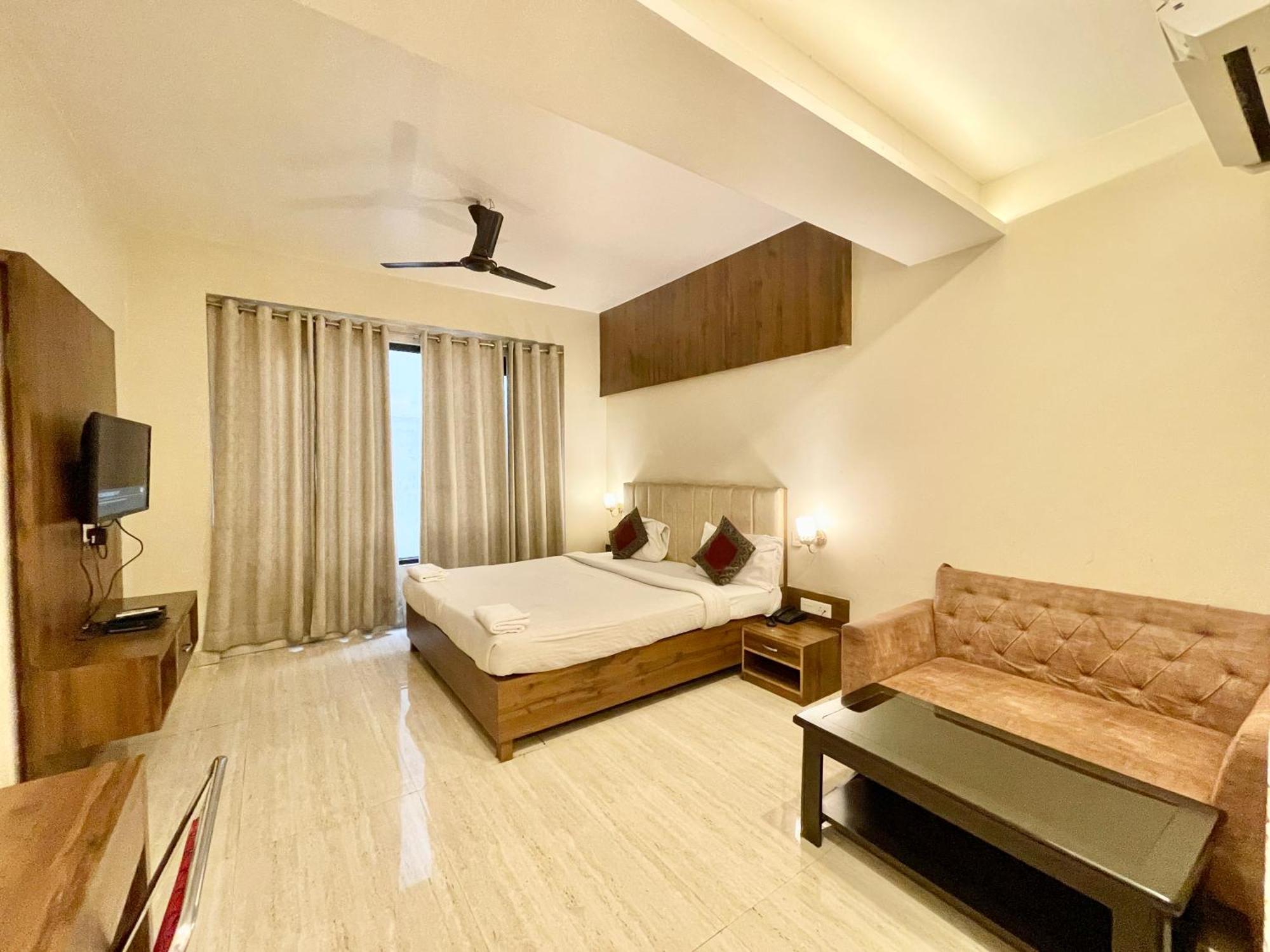 Hotel Rudraksh ! Varanasi !Fully-Air-Conditioned Hotel At Prime Location With Parking Availability, Near Kashi Vishwanath Temple, And Ganga Ghat 2 מראה חיצוני תמונה