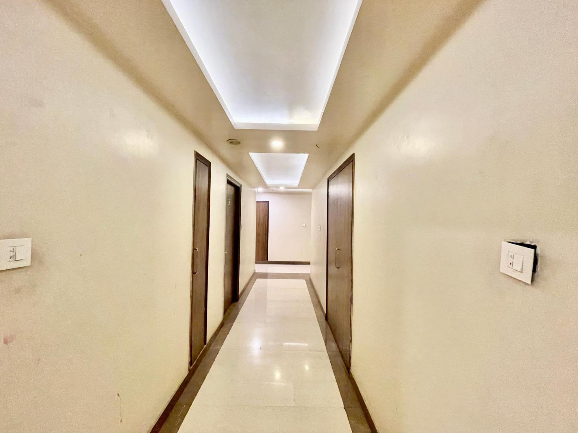 Hotel Rudraksh ! Varanasi !Fully-Air-Conditioned Hotel At Prime Location With Parking Availability, Near Kashi Vishwanath Temple, And Ganga Ghat 2 מראה חיצוני תמונה