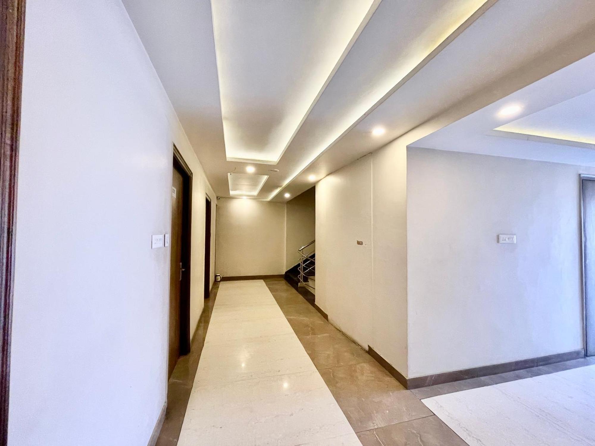 Hotel Rudraksh ! Varanasi !Fully-Air-Conditioned Hotel At Prime Location With Parking Availability, Near Kashi Vishwanath Temple, And Ganga Ghat 2 מראה חיצוני תמונה