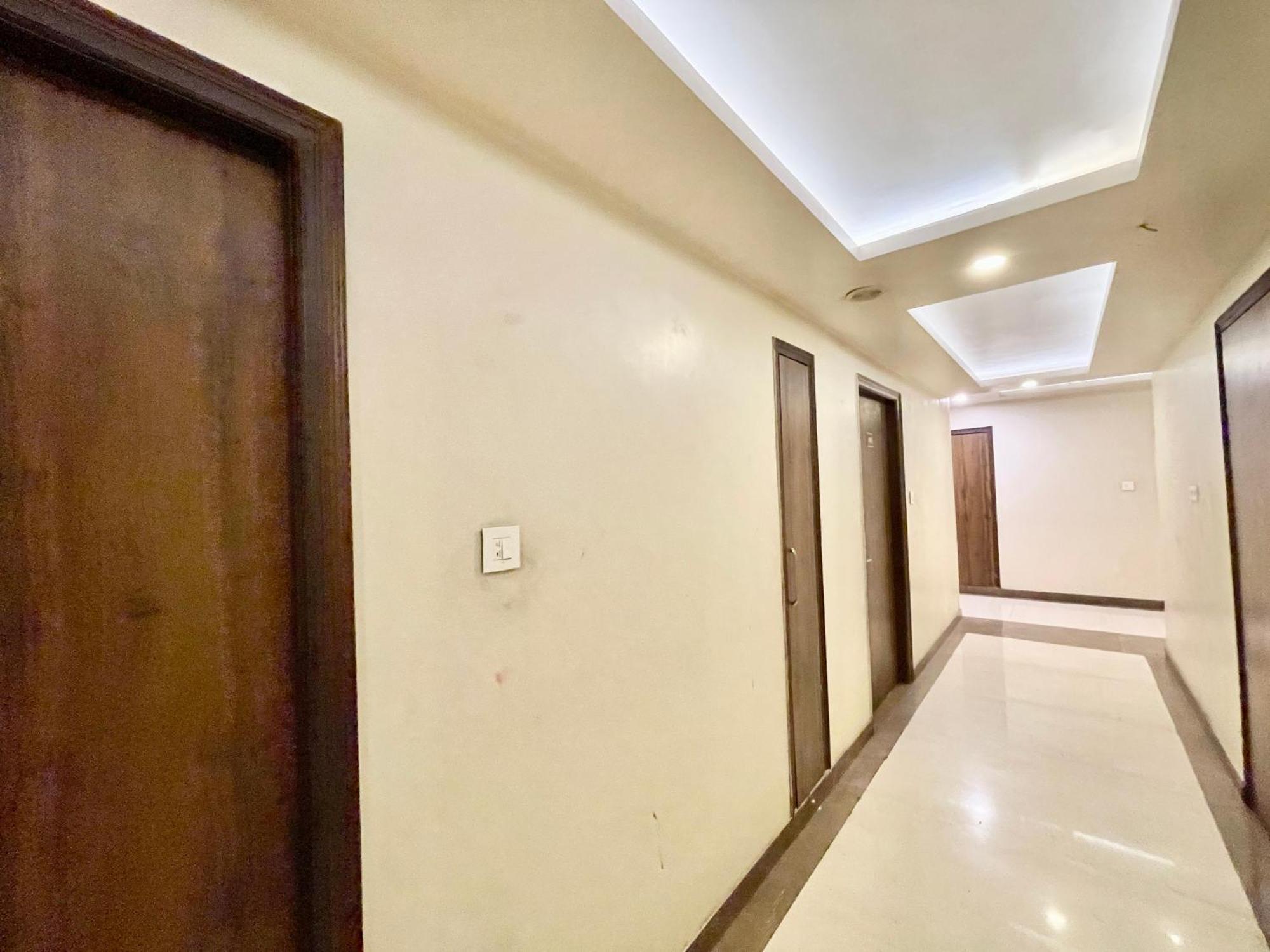 Hotel Rudraksh ! Varanasi !Fully-Air-Conditioned Hotel At Prime Location With Parking Availability, Near Kashi Vishwanath Temple, And Ganga Ghat 2 מראה חיצוני תמונה