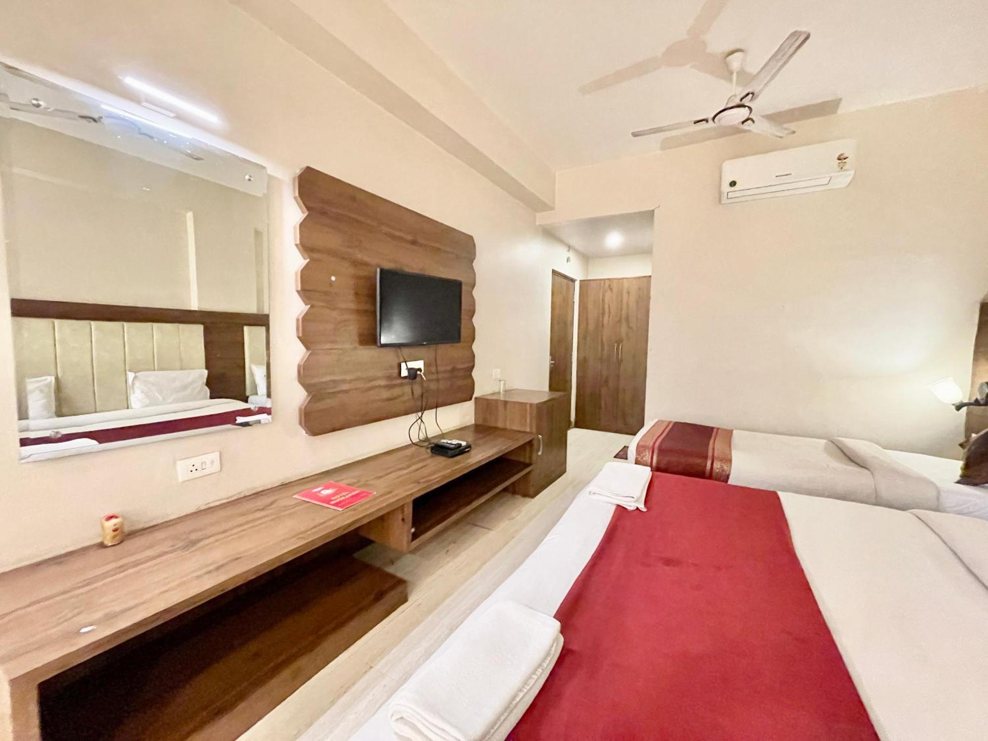 Hotel Rudraksh ! Varanasi !Fully-Air-Conditioned Hotel At Prime Location With Parking Availability, Near Kashi Vishwanath Temple, And Ganga Ghat 2 מראה חיצוני תמונה