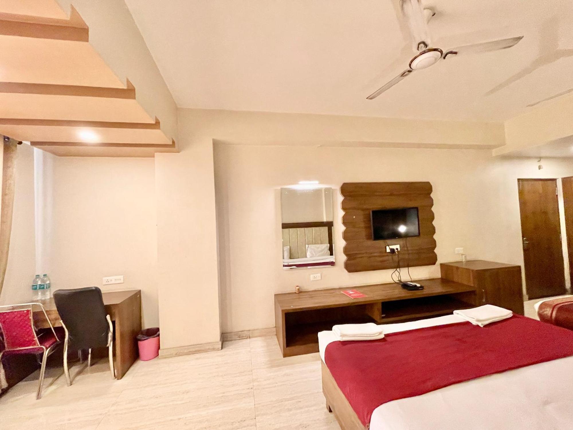 Hotel Rudraksh ! Varanasi !Fully-Air-Conditioned Hotel At Prime Location With Parking Availability, Near Kashi Vishwanath Temple, And Ganga Ghat 2 מראה חיצוני תמונה