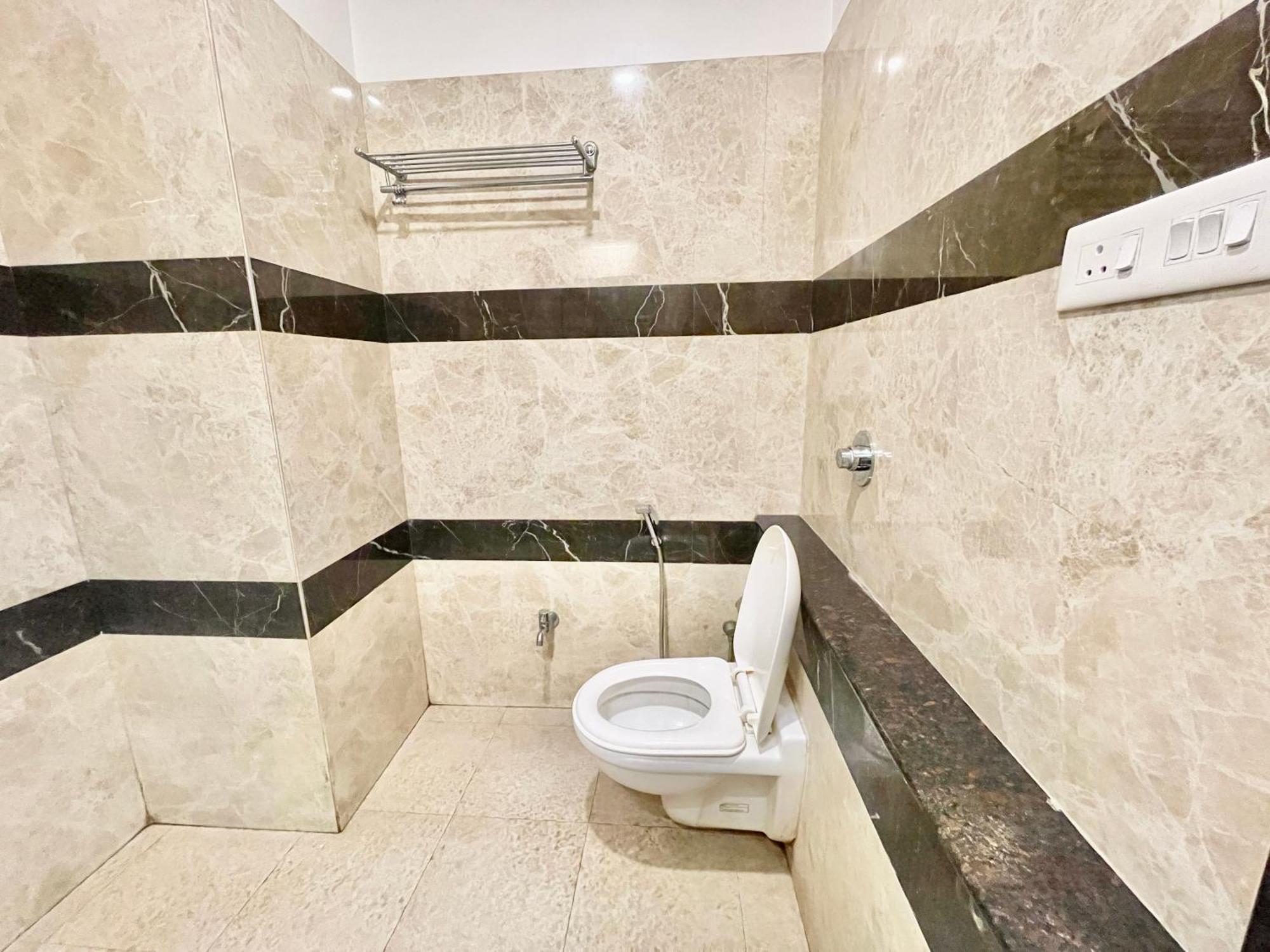Hotel Rudraksh ! Varanasi !Fully-Air-Conditioned Hotel At Prime Location With Parking Availability, Near Kashi Vishwanath Temple, And Ganga Ghat 2 מראה חיצוני תמונה