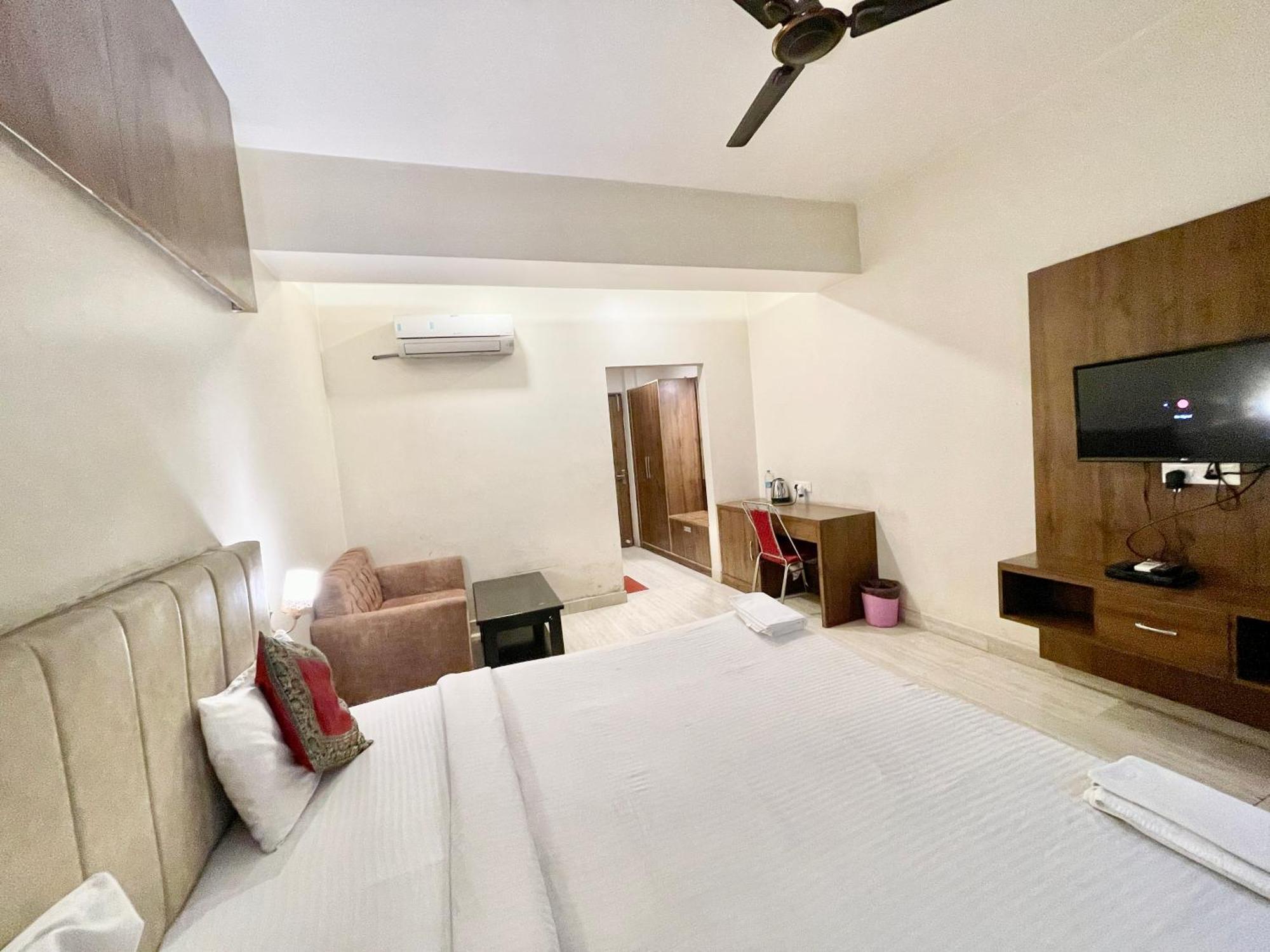 Hotel Rudraksh ! Varanasi !Fully-Air-Conditioned Hotel At Prime Location With Parking Availability, Near Kashi Vishwanath Temple, And Ganga Ghat 2 מראה חיצוני תמונה