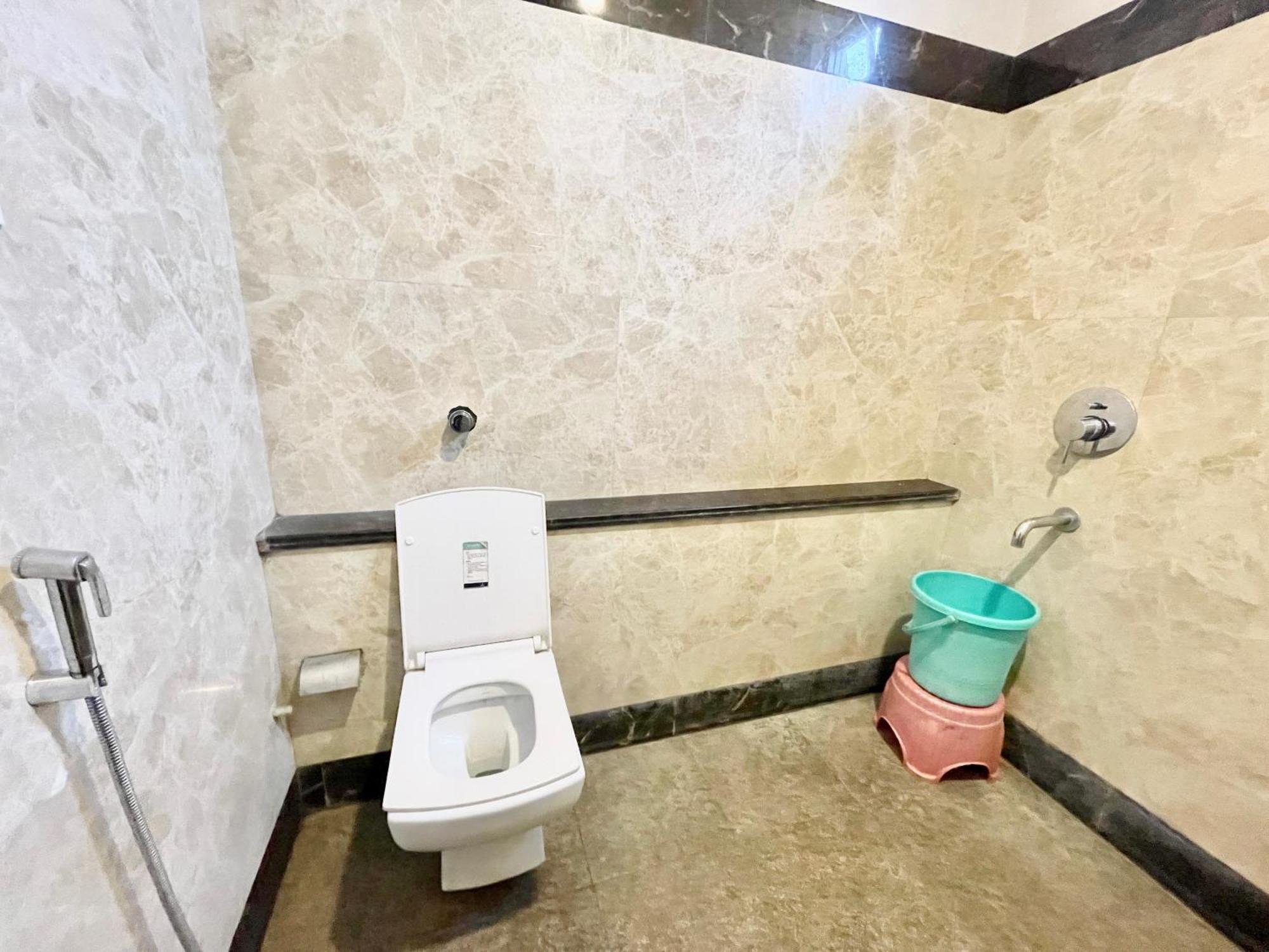 Hotel Rudraksh ! Varanasi !Fully-Air-Conditioned Hotel At Prime Location With Parking Availability, Near Kashi Vishwanath Temple, And Ganga Ghat 2 מראה חיצוני תמונה