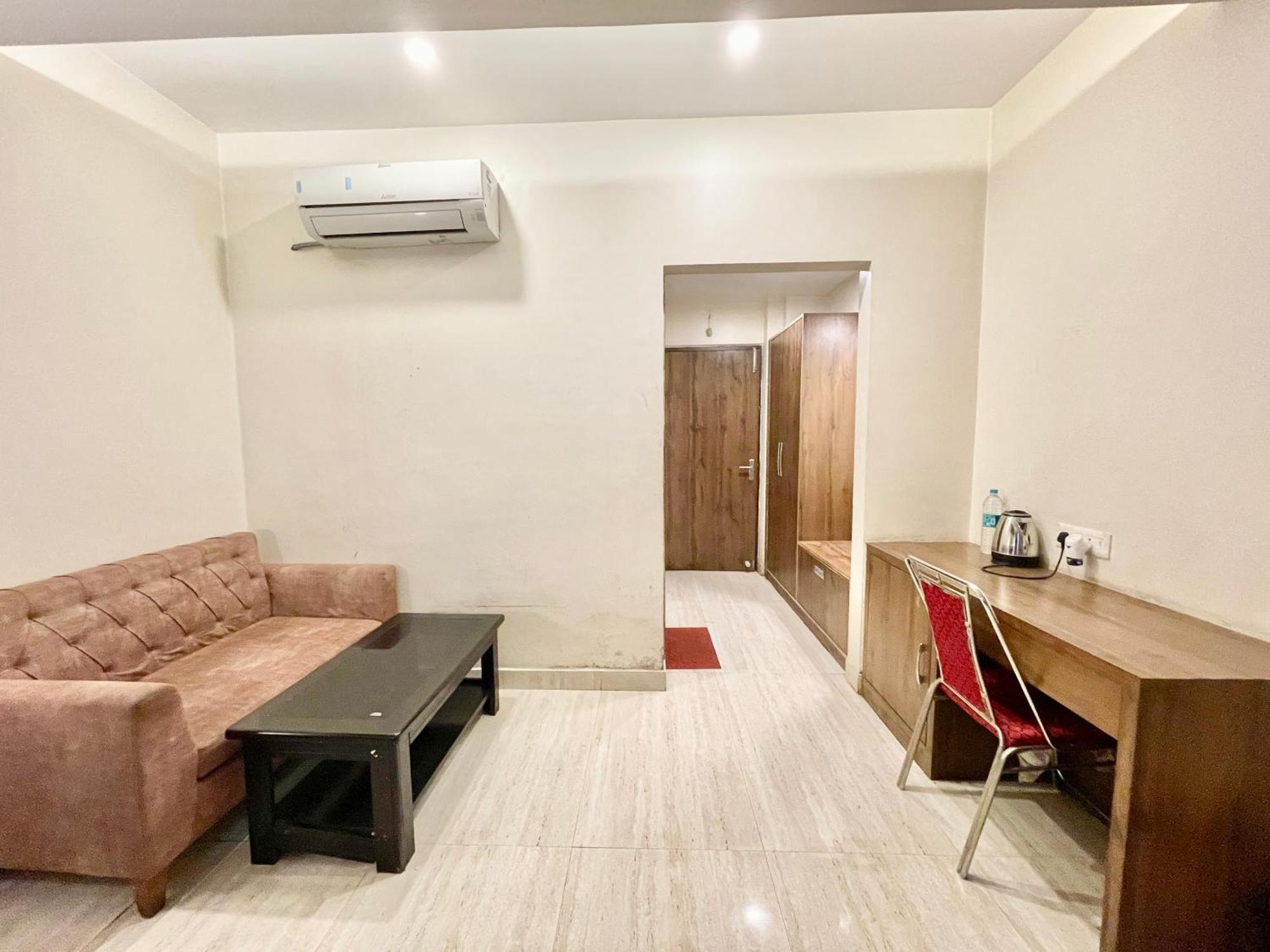 Hotel Rudraksh ! Varanasi !Fully-Air-Conditioned Hotel At Prime Location With Parking Availability, Near Kashi Vishwanath Temple, And Ganga Ghat 2 מראה חיצוני תמונה