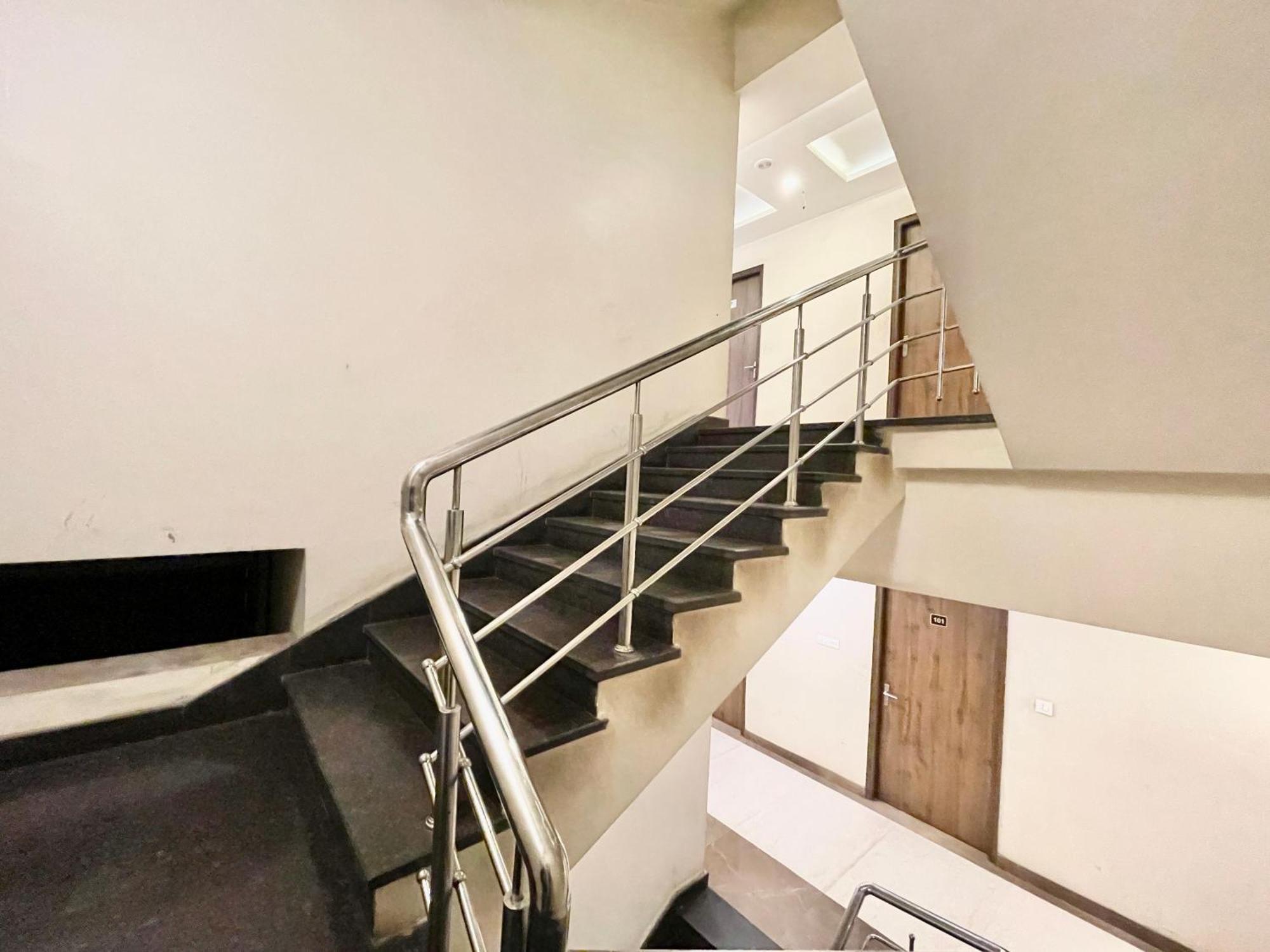Hotel Rudraksh ! Varanasi !Fully-Air-Conditioned Hotel At Prime Location With Parking Availability, Near Kashi Vishwanath Temple, And Ganga Ghat 2 מראה חיצוני תמונה