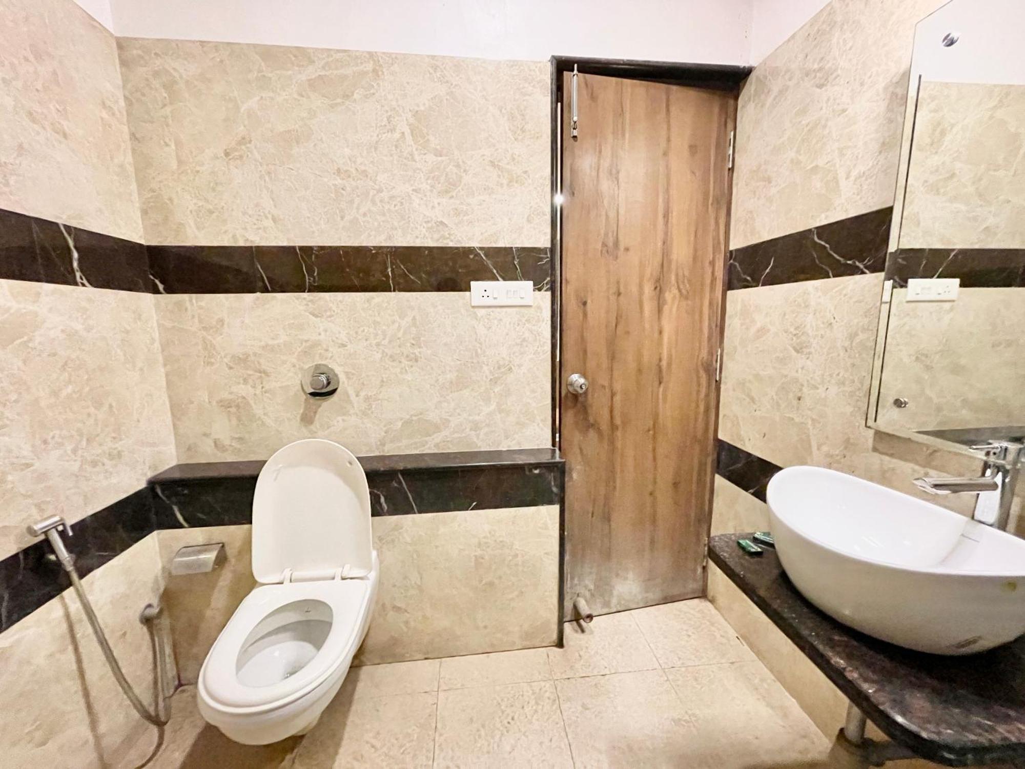 Hotel Rudraksh ! Varanasi !Fully-Air-Conditioned Hotel At Prime Location With Parking Availability, Near Kashi Vishwanath Temple, And Ganga Ghat 2 מראה חיצוני תמונה