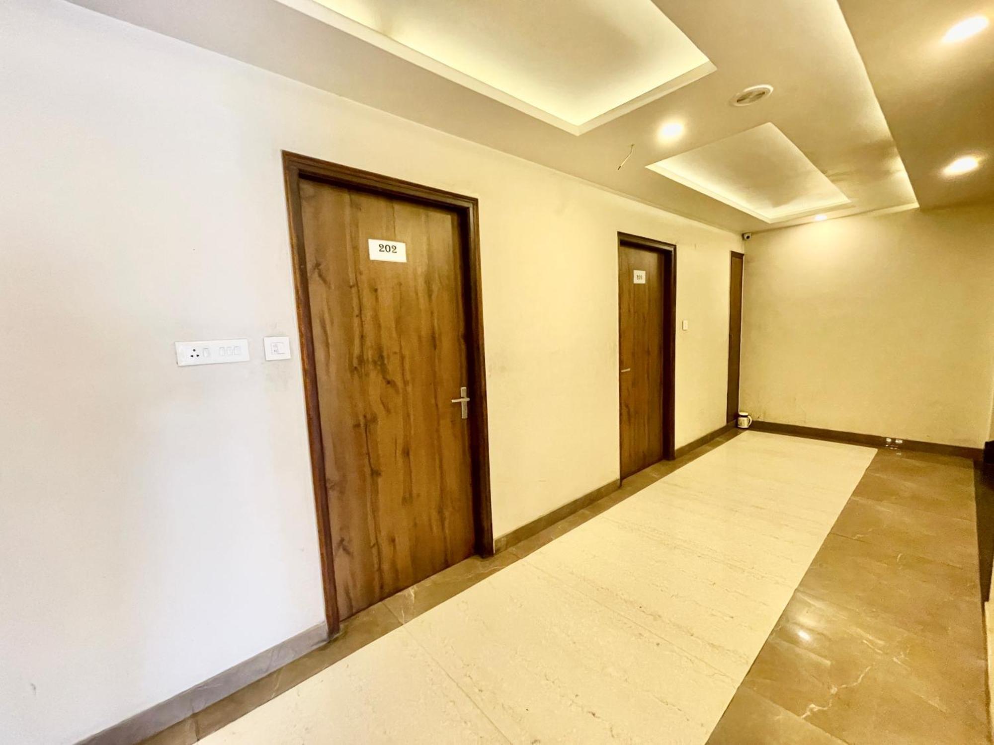 Hotel Rudraksh ! Varanasi !Fully-Air-Conditioned Hotel At Prime Location With Parking Availability, Near Kashi Vishwanath Temple, And Ganga Ghat 2 מראה חיצוני תמונה