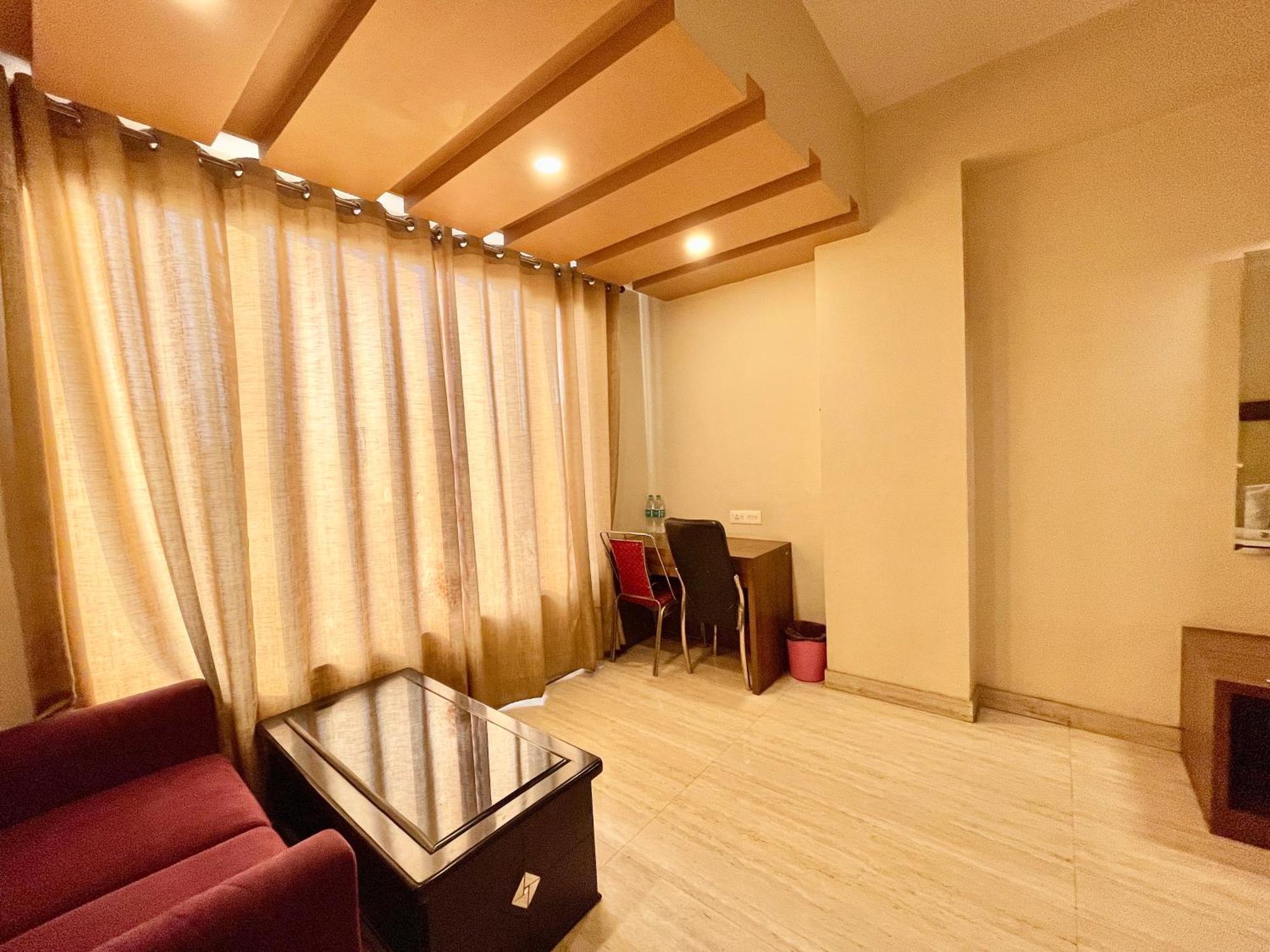Hotel Rudraksh ! Varanasi !Fully-Air-Conditioned Hotel At Prime Location With Parking Availability, Near Kashi Vishwanath Temple, And Ganga Ghat 2 מראה חיצוני תמונה