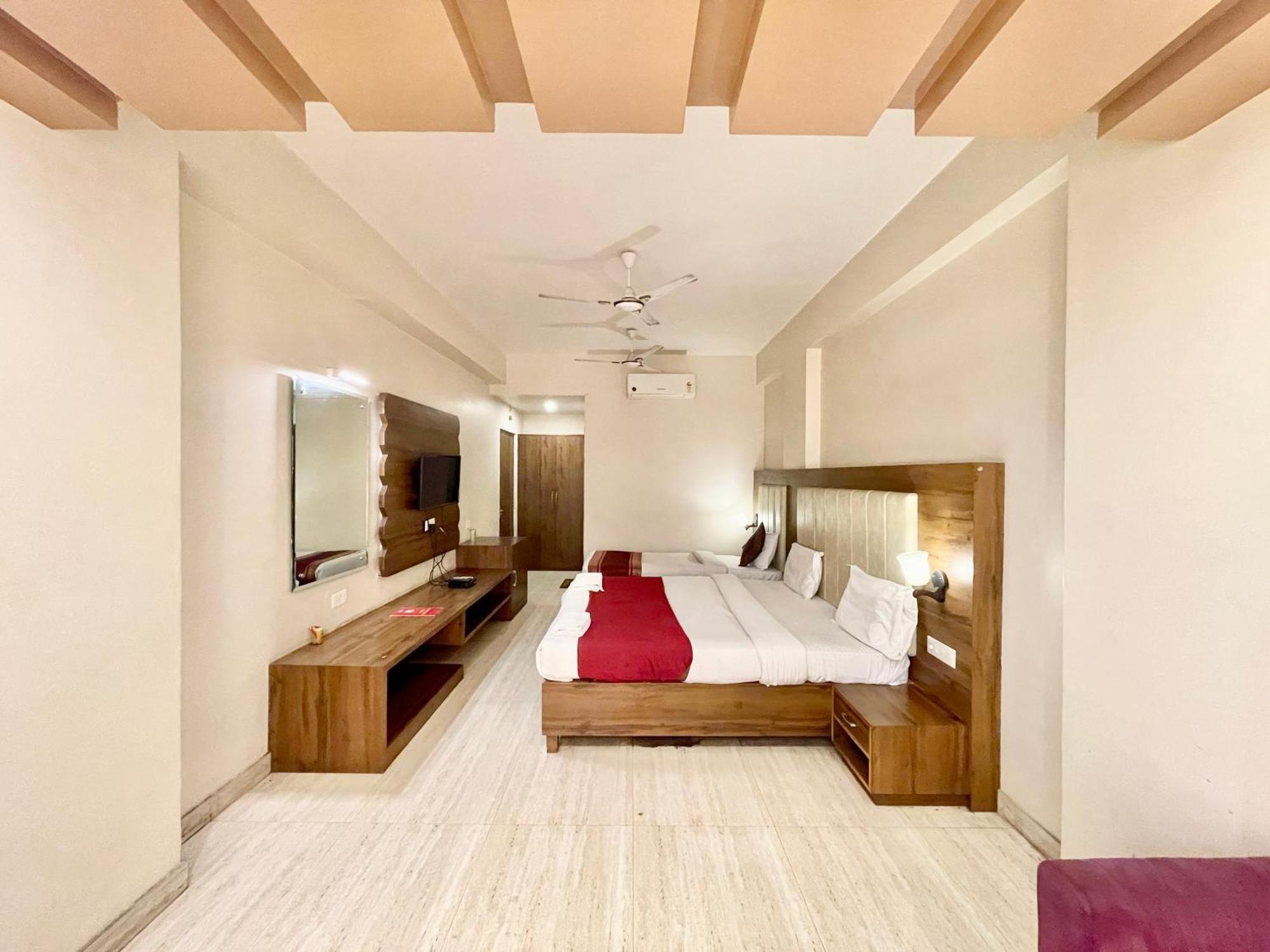 Hotel Rudraksh ! Varanasi !Fully-Air-Conditioned Hotel At Prime Location With Parking Availability, Near Kashi Vishwanath Temple, And Ganga Ghat 2 מראה חיצוני תמונה