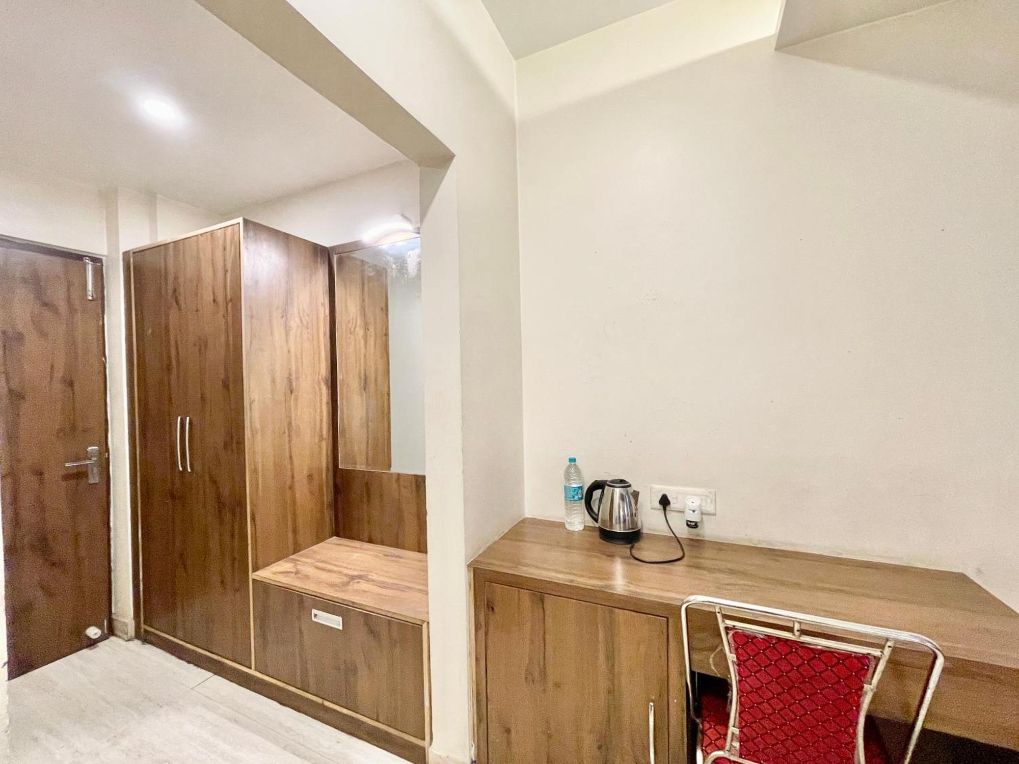 Hotel Rudraksh ! Varanasi !Fully-Air-Conditioned Hotel At Prime Location With Parking Availability, Near Kashi Vishwanath Temple, And Ganga Ghat 2 מראה חיצוני תמונה