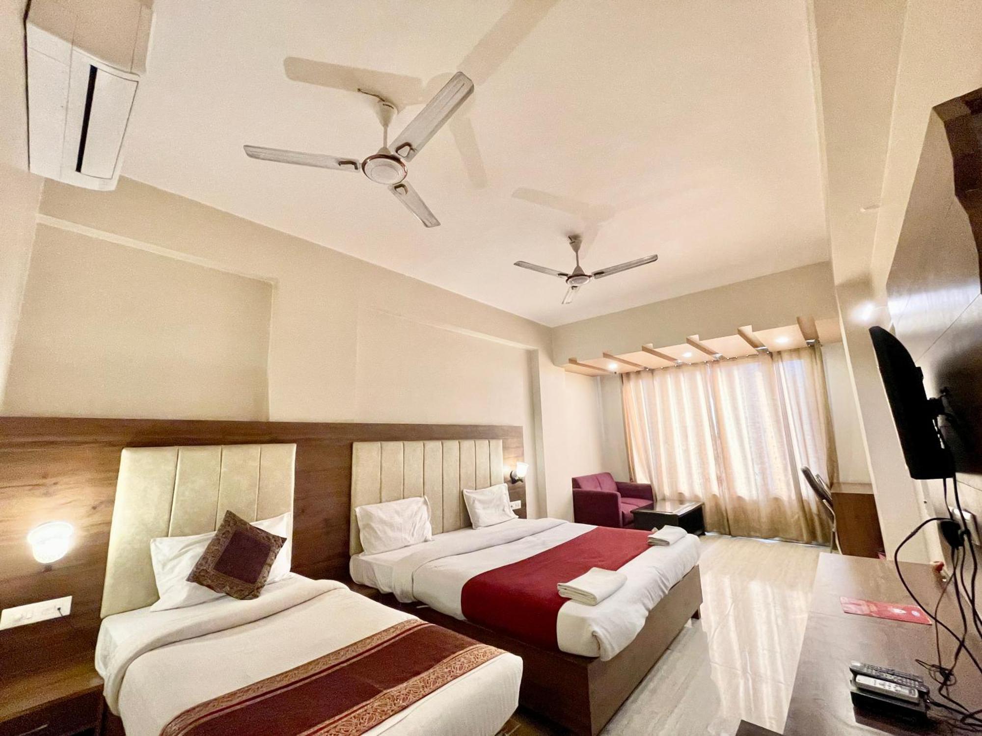 Hotel Rudraksh ! Varanasi !Fully-Air-Conditioned Hotel At Prime Location With Parking Availability, Near Kashi Vishwanath Temple, And Ganga Ghat 2 מראה חיצוני תמונה