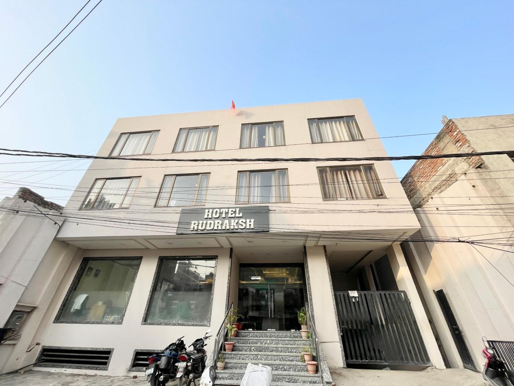 Hotel Rudraksh ! Varanasi !Fully-Air-Conditioned Hotel At Prime Location With Parking Availability, Near Kashi Vishwanath Temple, And Ganga Ghat 2 מראה חיצוני תמונה