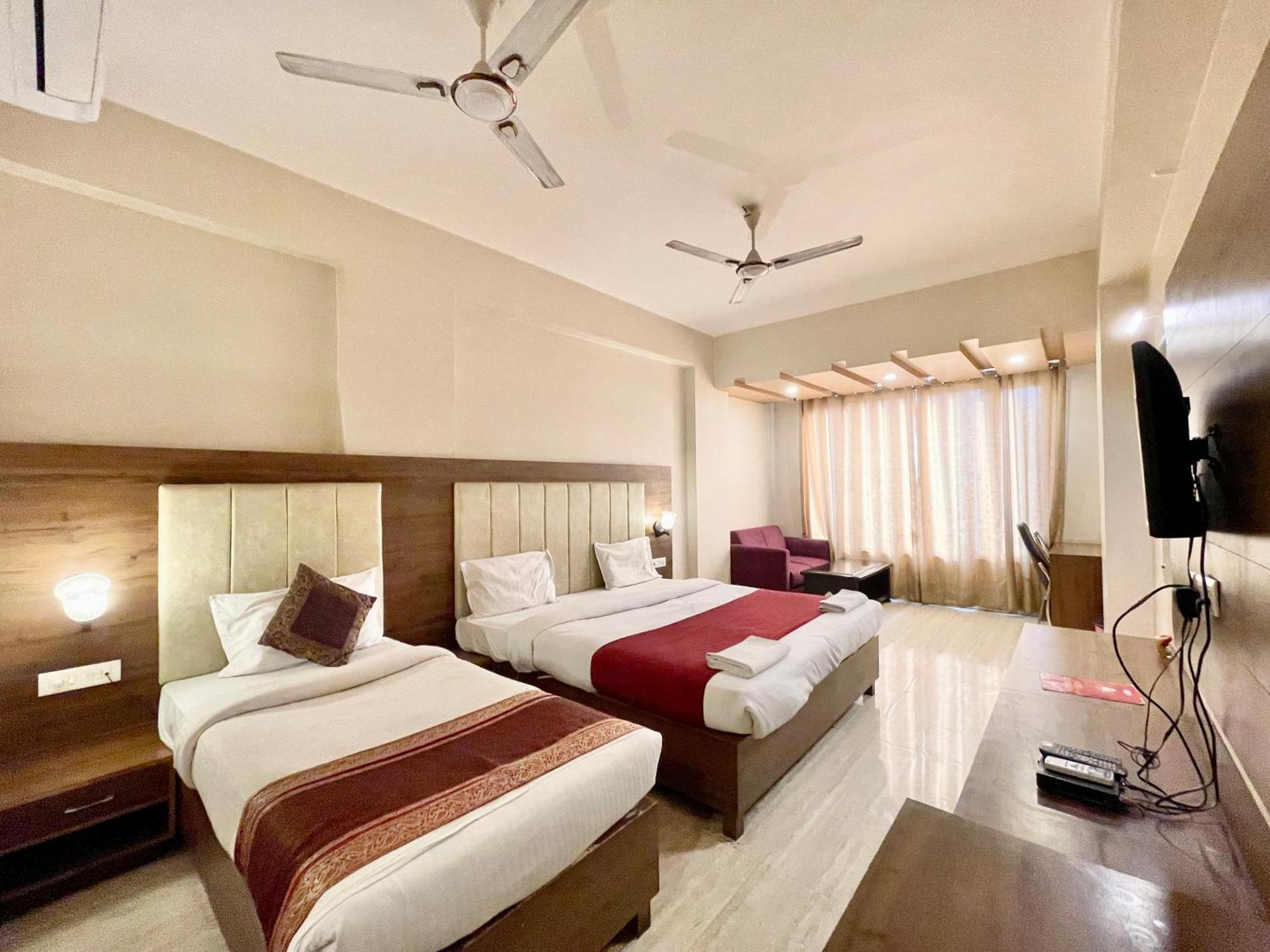 Hotel Rudraksh ! Varanasi !Fully-Air-Conditioned Hotel At Prime Location With Parking Availability, Near Kashi Vishwanath Temple, And Ganga Ghat 2 מראה חיצוני תמונה