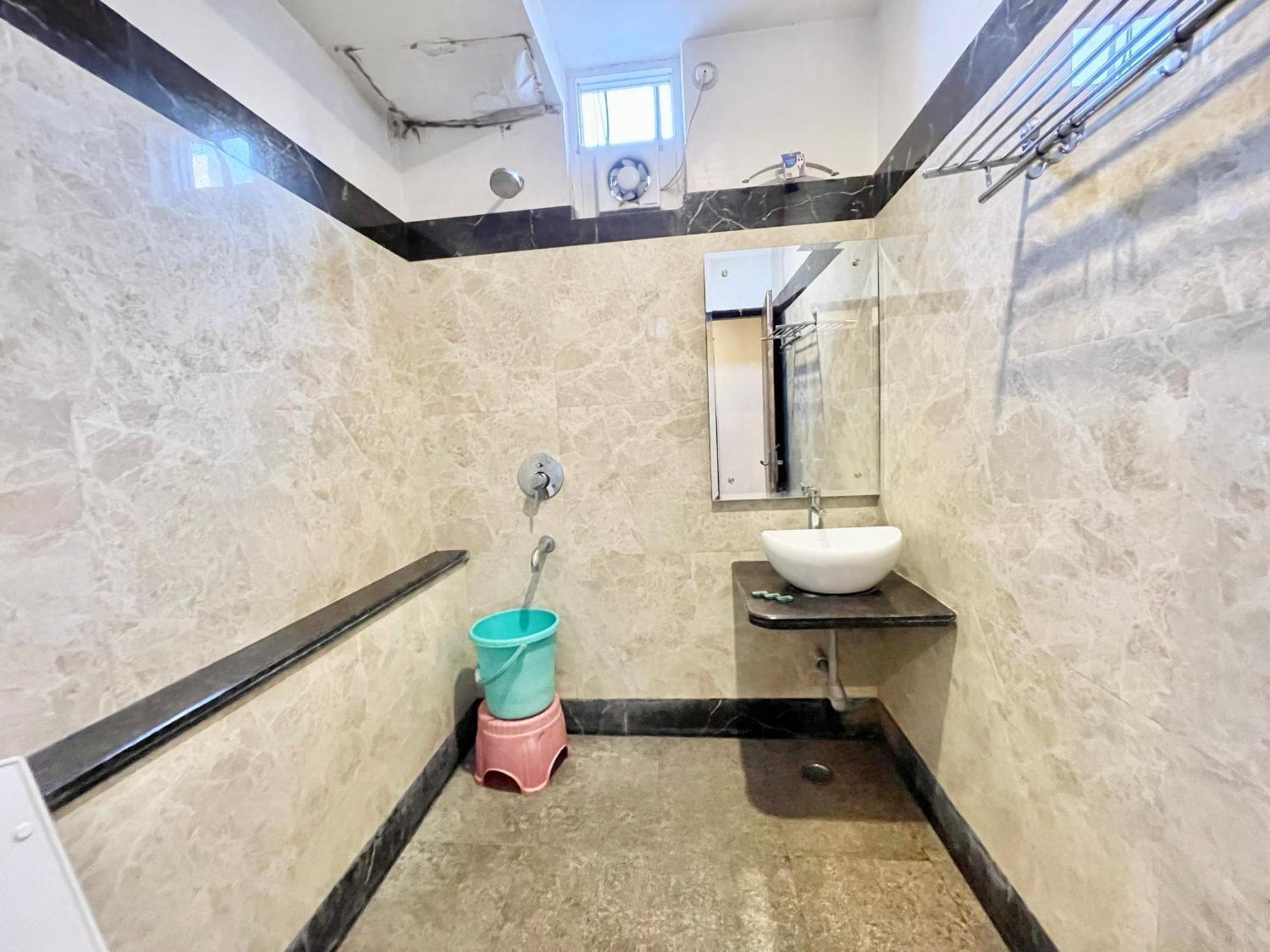 Hotel Rudraksh ! Varanasi !Fully-Air-Conditioned Hotel At Prime Location With Parking Availability, Near Kashi Vishwanath Temple, And Ganga Ghat 2 מראה חיצוני תמונה