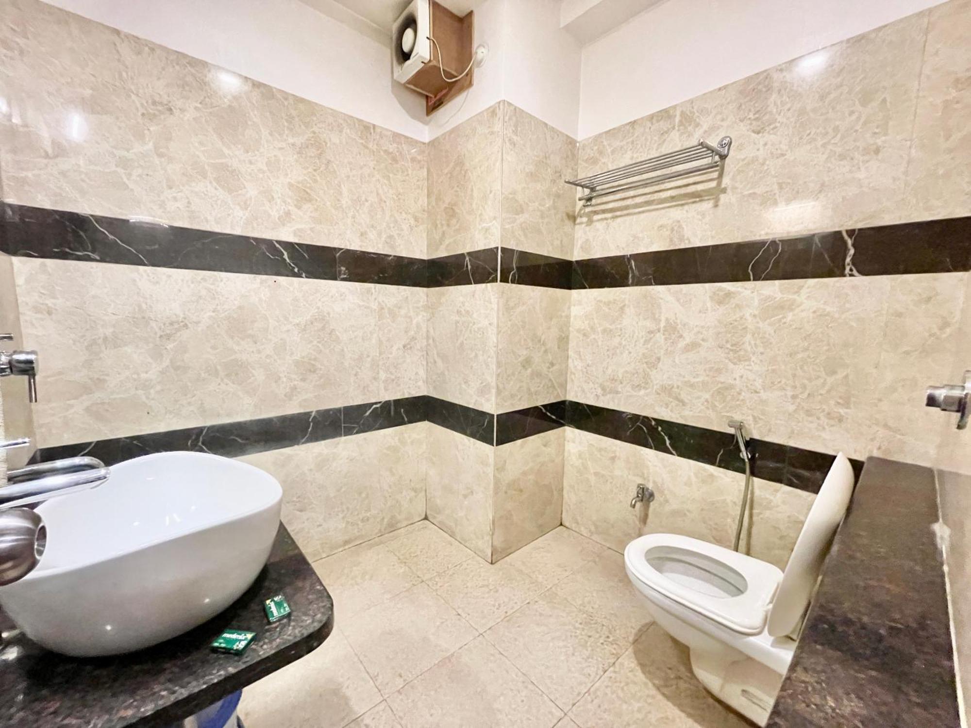 Hotel Rudraksh ! Varanasi !Fully-Air-Conditioned Hotel At Prime Location With Parking Availability, Near Kashi Vishwanath Temple, And Ganga Ghat 2 מראה חיצוני תמונה