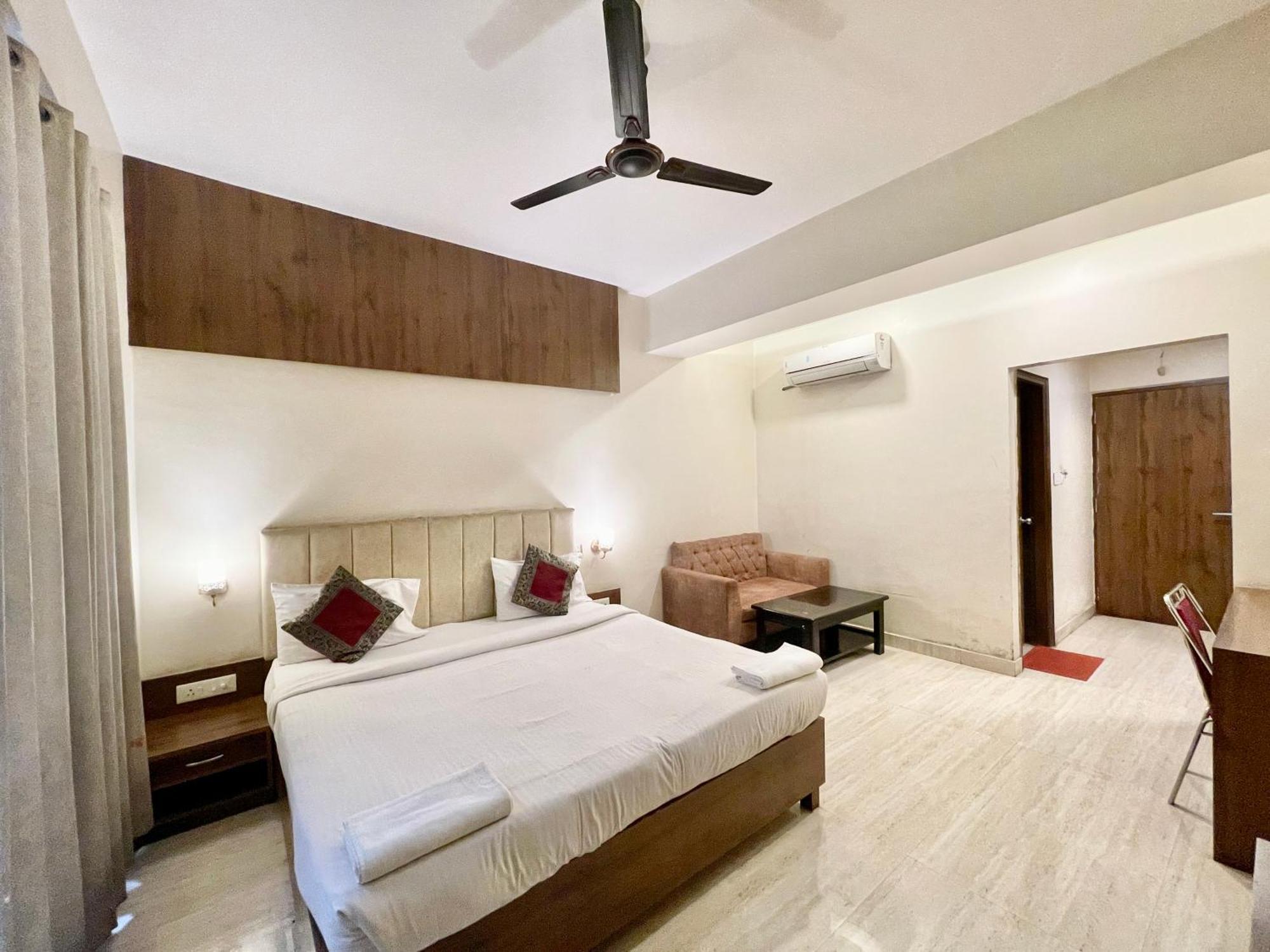 Hotel Rudraksh ! Varanasi !Fully-Air-Conditioned Hotel At Prime Location With Parking Availability, Near Kashi Vishwanath Temple, And Ganga Ghat 2 מראה חיצוני תמונה