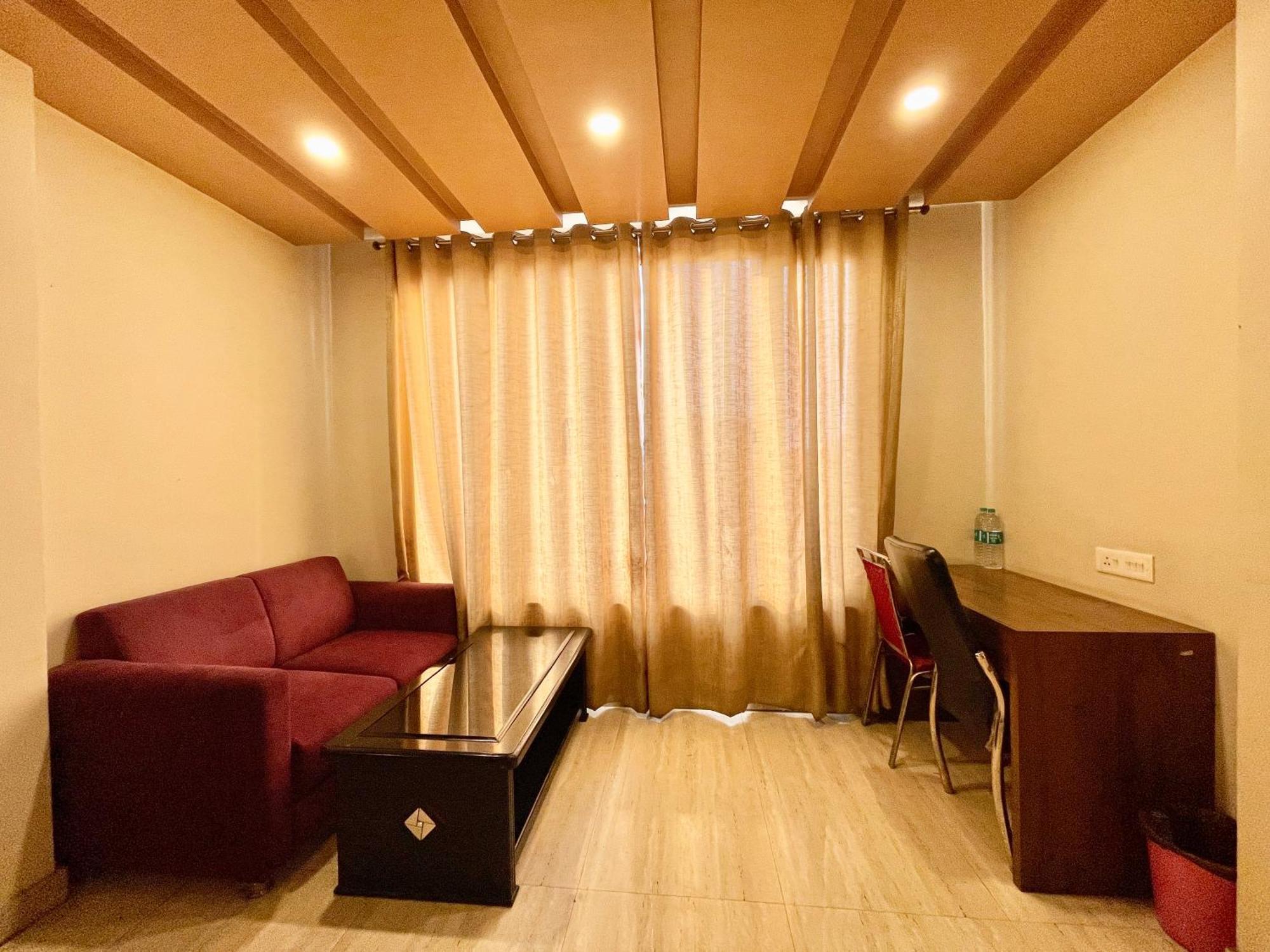 Hotel Rudraksh ! Varanasi !Fully-Air-Conditioned Hotel At Prime Location With Parking Availability, Near Kashi Vishwanath Temple, And Ganga Ghat 2 מראה חיצוני תמונה