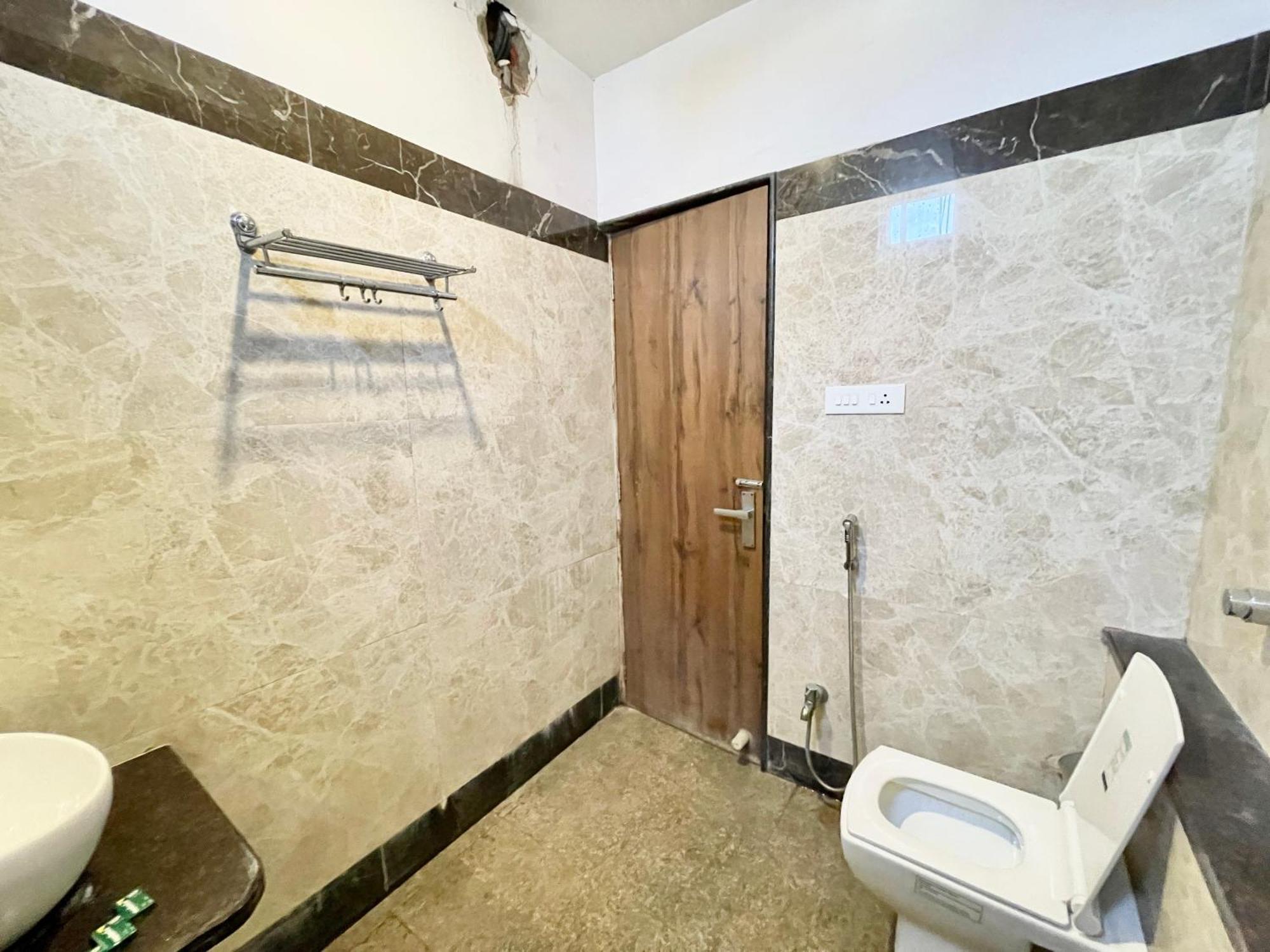 Hotel Rudraksh ! Varanasi !Fully-Air-Conditioned Hotel At Prime Location With Parking Availability, Near Kashi Vishwanath Temple, And Ganga Ghat 2 מראה חיצוני תמונה