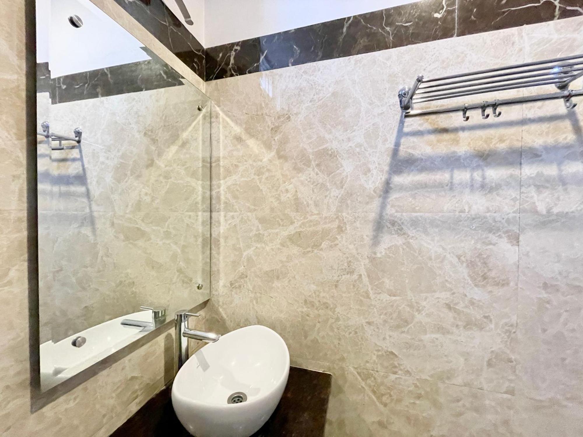 Hotel Rudraksh ! Varanasi !Fully-Air-Conditioned Hotel At Prime Location With Parking Availability, Near Kashi Vishwanath Temple, And Ganga Ghat 2 מראה חיצוני תמונה