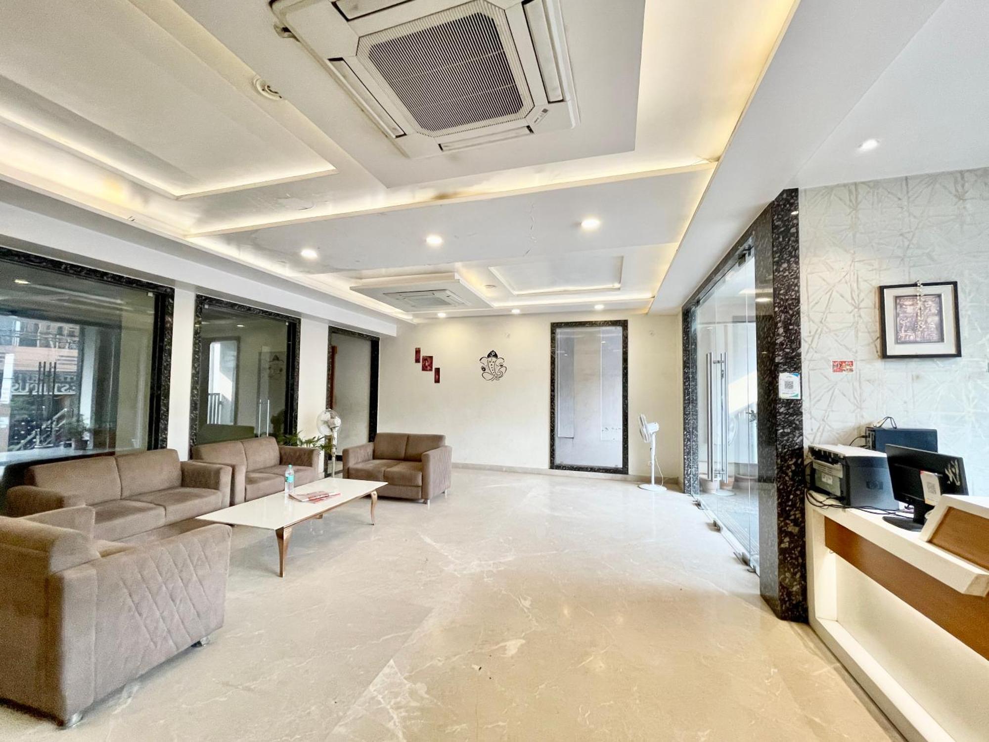 Hotel Rudraksh ! Varanasi !Fully-Air-Conditioned Hotel At Prime Location With Parking Availability, Near Kashi Vishwanath Temple, And Ganga Ghat 2 מראה חיצוני תמונה